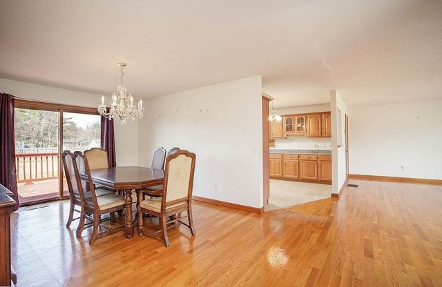 62 Parenteau Ct, Chicopee, MA 01020