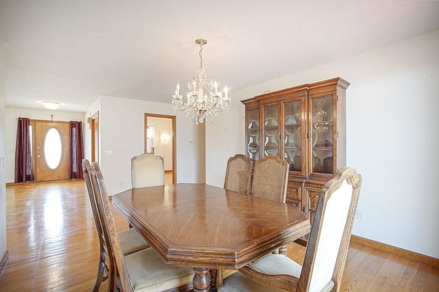 62 Parenteau Ct, Chicopee, MA 01020