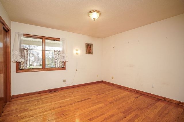 62 Parenteau Ct, Chicopee, MA 01020