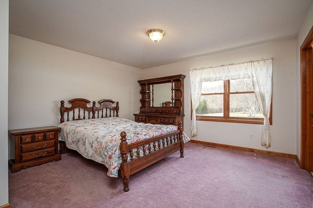 62 Parenteau Ct, Chicopee, MA 01020