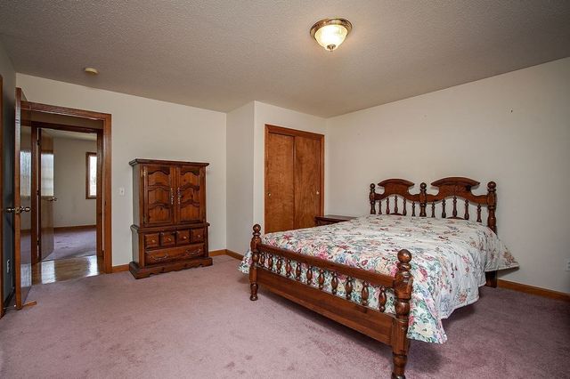 62 Parenteau Ct, Chicopee, MA 01020