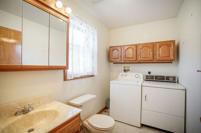 62 Parenteau Ct, Chicopee, MA 01020