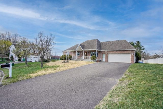 62 Parenteau Ct, Chicopee, MA 01020