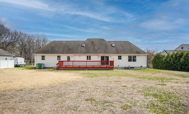 62 Parenteau Ct, Chicopee, MA 01020