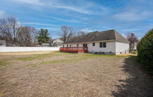 62 Parenteau Ct, Chicopee, MA 01020