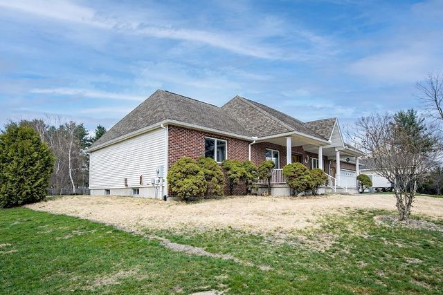 62 Parenteau Ct, Chicopee, MA 01020