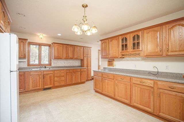 62 Parenteau Ct, Chicopee, MA 01020