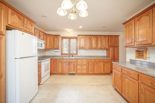 62 Parenteau Ct, Chicopee, MA 01020