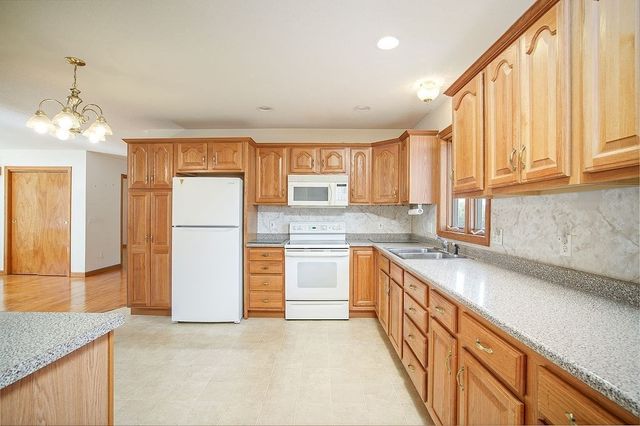 62 Parenteau Ct, Chicopee, MA 01020