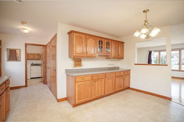 62 Parenteau Ct, Chicopee, MA 01020