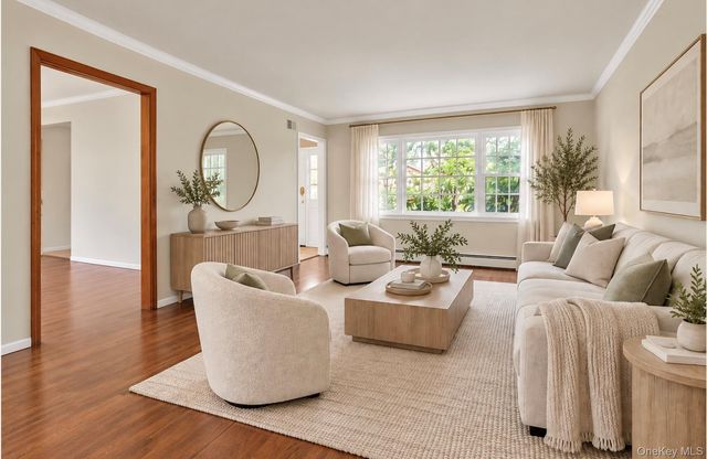 15 Tobi Lane, East Setauket, NY 11733