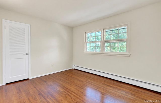 15 Tobi Lane, East Setauket, NY 11733