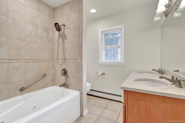 15 Tobi Lane, East Setauket, NY 11733