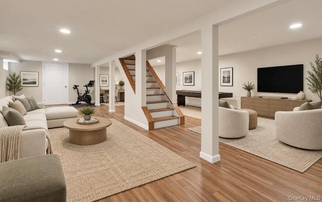 15 Tobi Lane, East Setauket, NY 11733