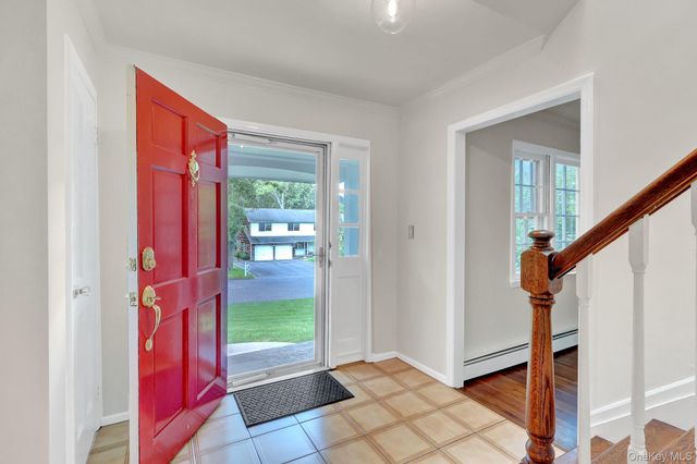 15 Tobi Lane, East Setauket, NY 11733
