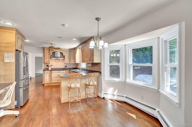 15 Tobi Lane, East Setauket, NY 11733