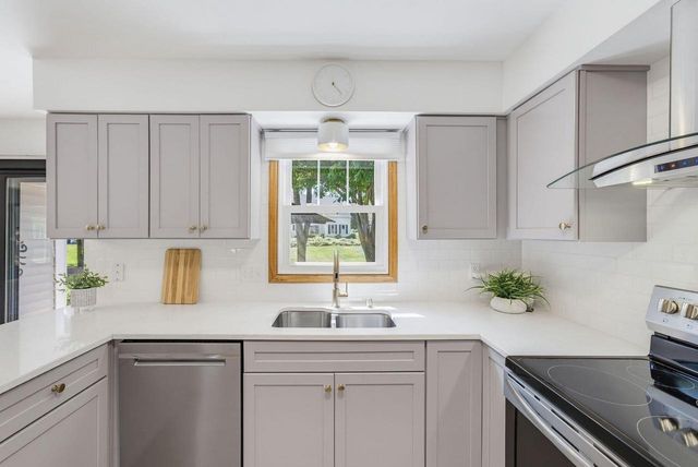 2021 Inverness DRIVE, Waukesha, WI 53186