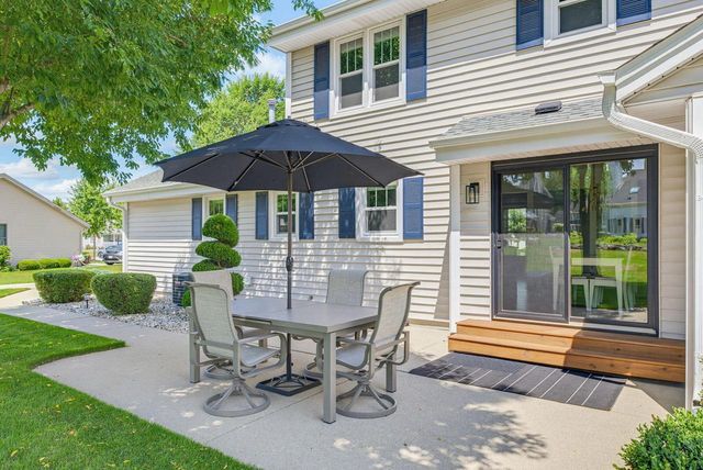 2021 Inverness DRIVE, Waukesha, WI 53186