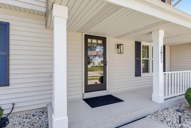 2021 Inverness DRIVE, Waukesha, WI 53186
