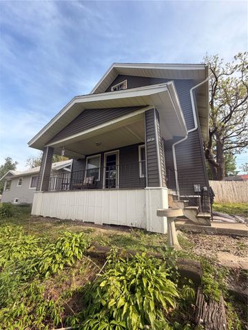 1507 Hinkley Avenue NW, Cedar Rapids, IA 52405