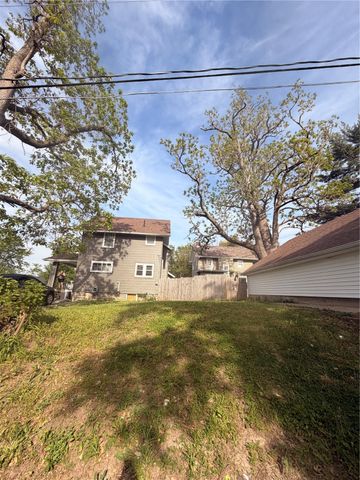 1507 Hinkley Avenue NW, Cedar Rapids, IA 52405