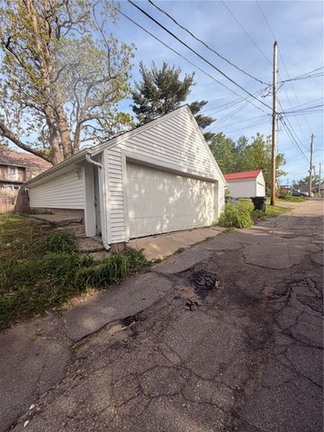 1507 Hinkley Avenue NW, Cedar Rapids, IA 52405