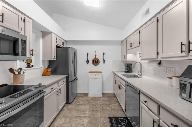 7123 W Friendly Avenue F, Greensboro, NC 27410
