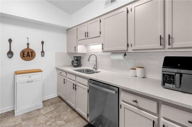 7123 W Friendly Avenue F, Greensboro, NC 27410
