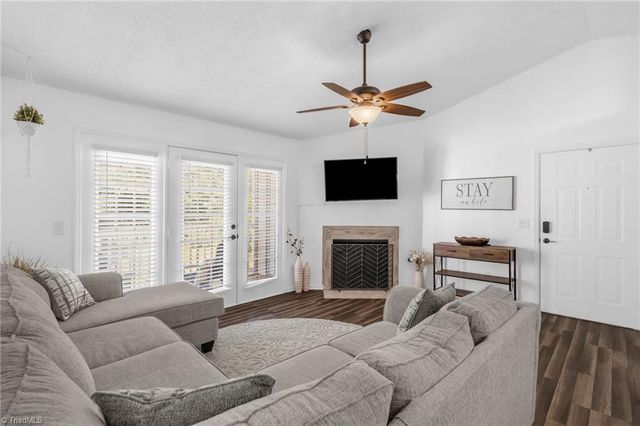 7123 W Friendly Avenue F, Greensboro, NC 27410