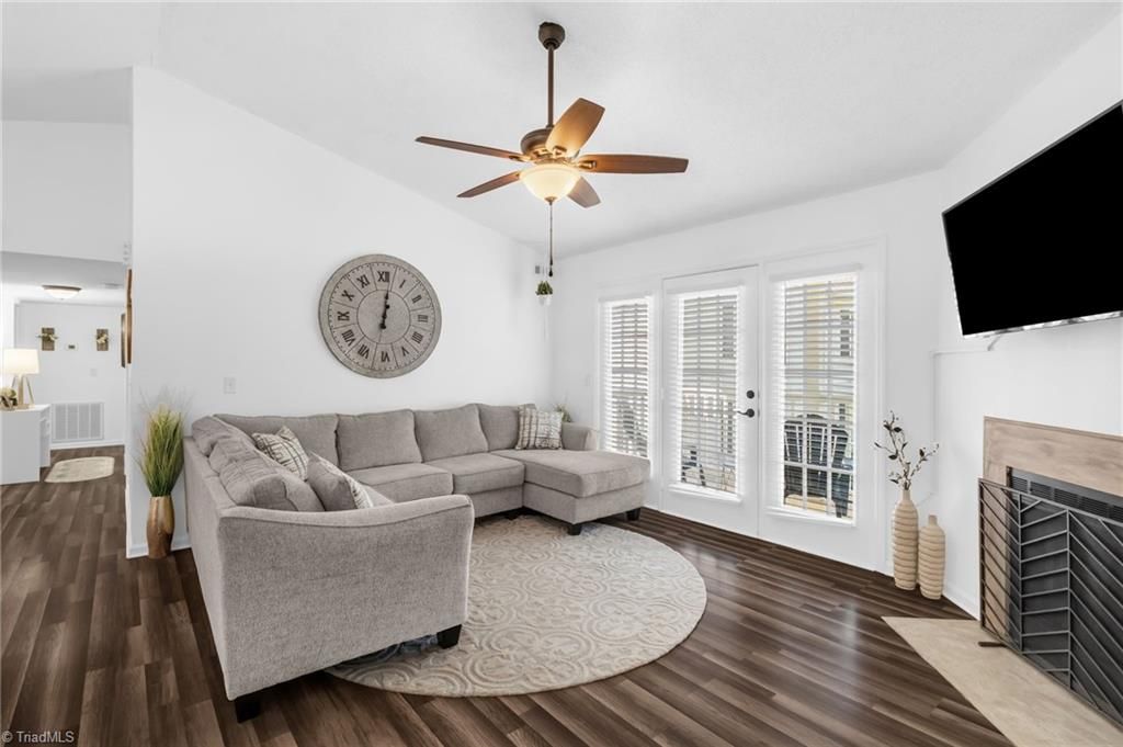 7123 W Friendly Avenue F, Greensboro, NC 27410