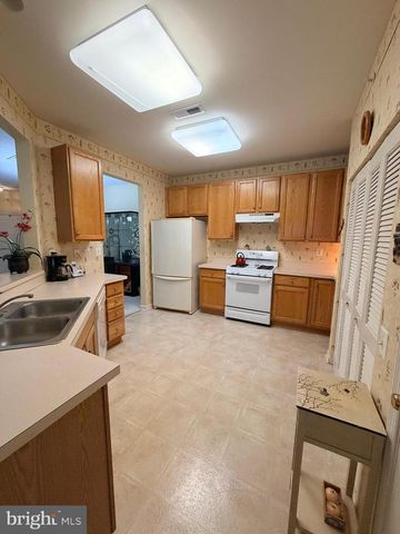 100 CLARET CT #102, Warrington, PA 18976