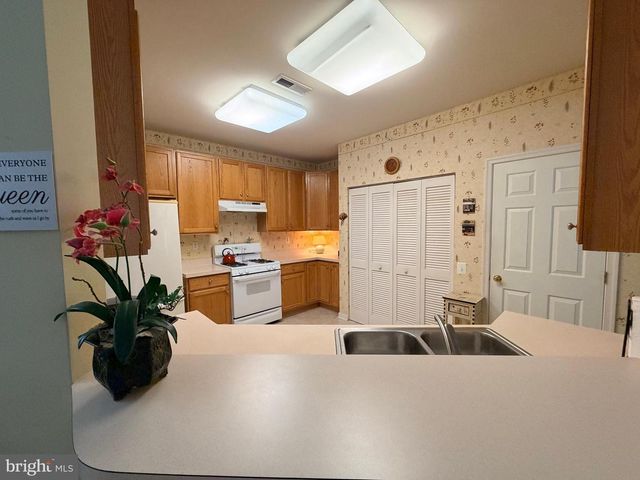 100 CLARET CT #102, Warrington, PA 18976