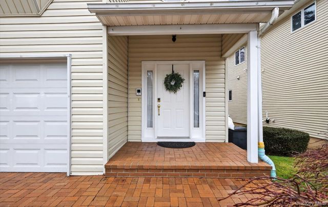 9 Oxford Court, Wheatley Heights, NY 11798