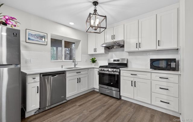 9 Oxford Court, Wheatley Heights, NY 11798