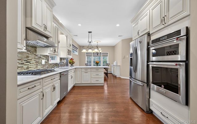 9 Oxford Court, Wheatley Heights, NY 11798