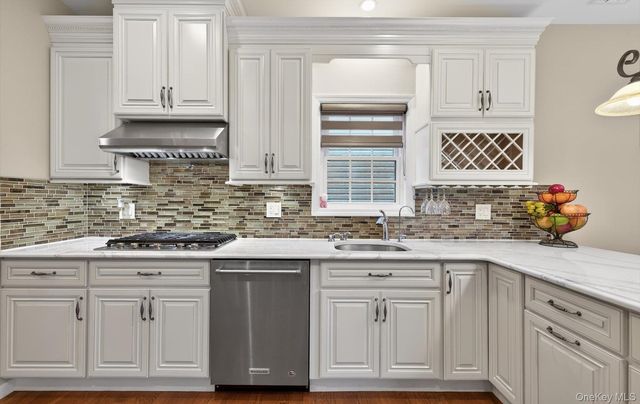 9 Oxford Court, Wheatley Heights, NY 11798