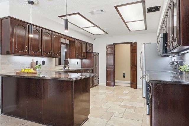 906 Greenbriar Lane, Duncanville, TX 75137