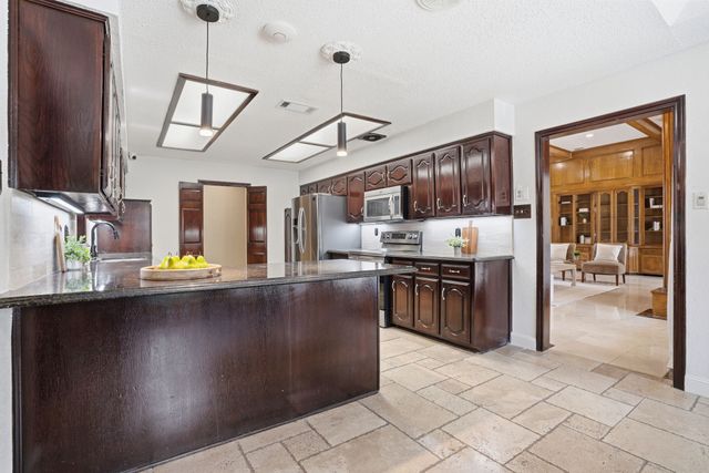 906 Greenbriar Lane, Duncanville, TX 75137