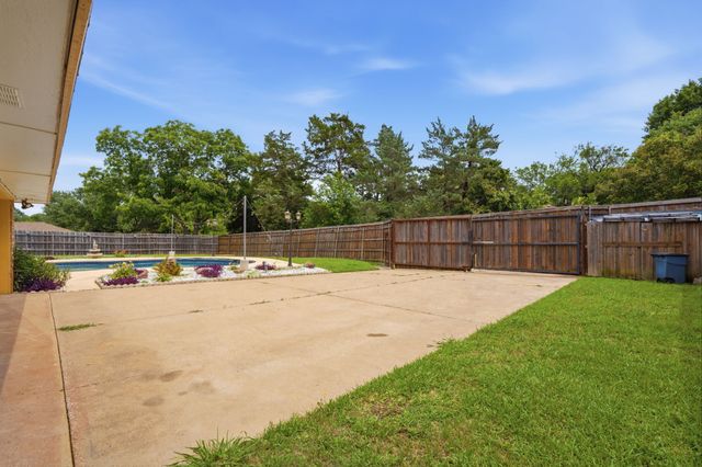 906 Greenbriar Lane, Duncanville, TX 75137