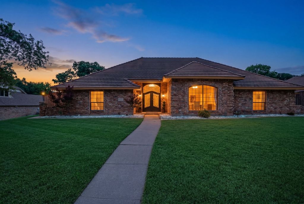 906 Greenbriar Lane, Duncanville, TX 75137