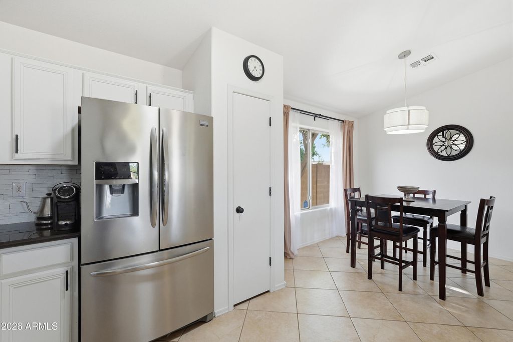 Image 10 of property listing at 2628 E BEVERLY Road, Phoenix, AZ 85042