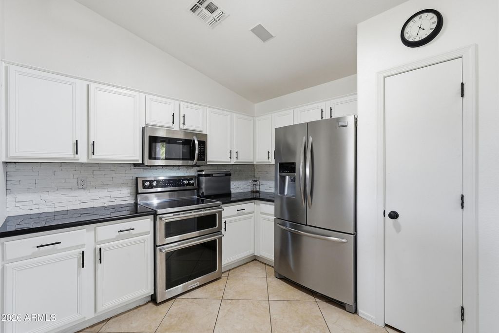 Image 11 of property listing at 2628 E BEVERLY Road, Phoenix, AZ 85042