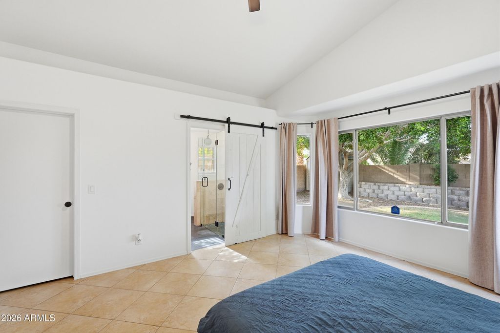 Image 13 of property listing at 2628 E BEVERLY Road, Phoenix, AZ 85042
