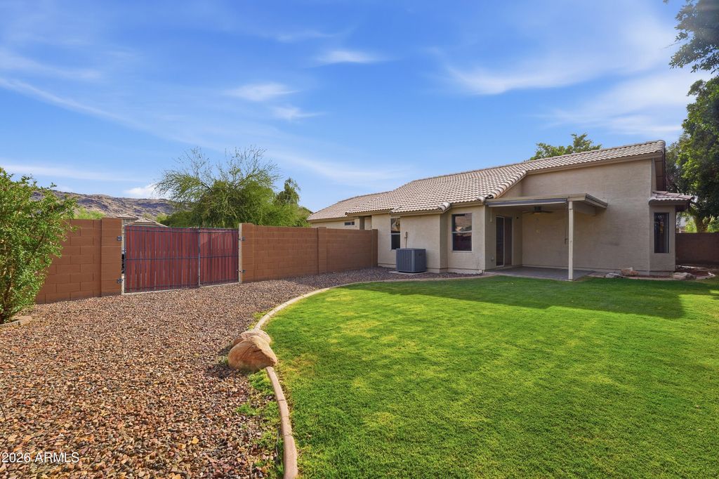 Image 2 of property listing at 2628 E BEVERLY Road, Phoenix, AZ 85042