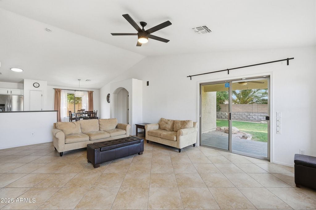 Image 5 of property listing at 2628 E BEVERLY Road, Phoenix, AZ 85042