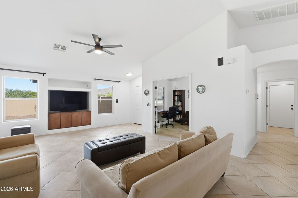 Image 6 of property listing at 2628 E BEVERLY Road, Phoenix, AZ 85042