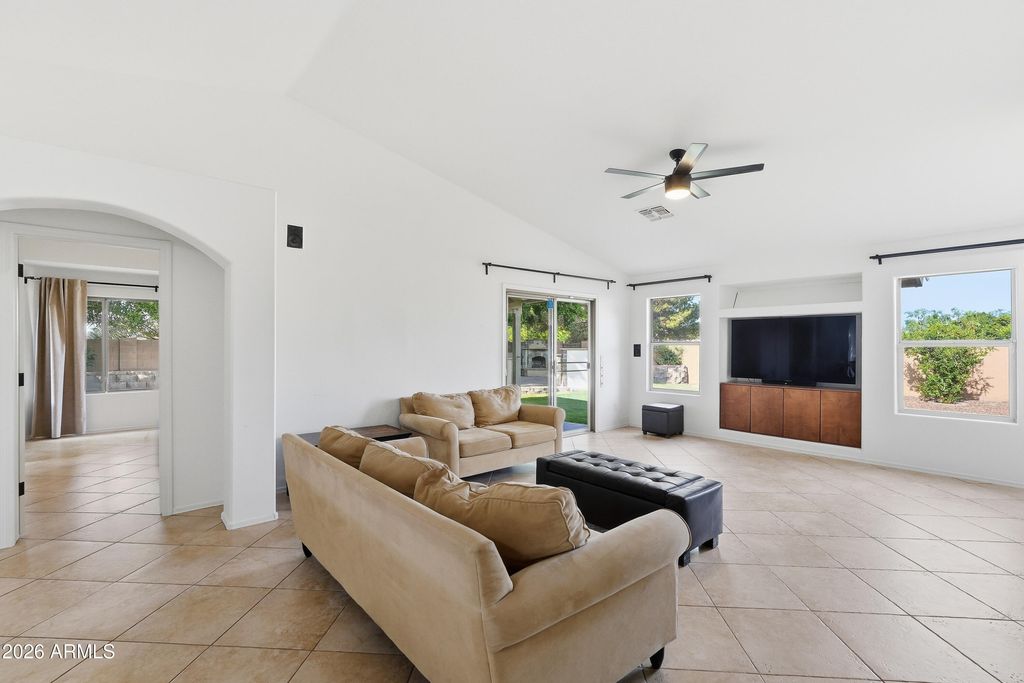 Image 7 of property listing at 2628 E BEVERLY Road, Phoenix, AZ 85042