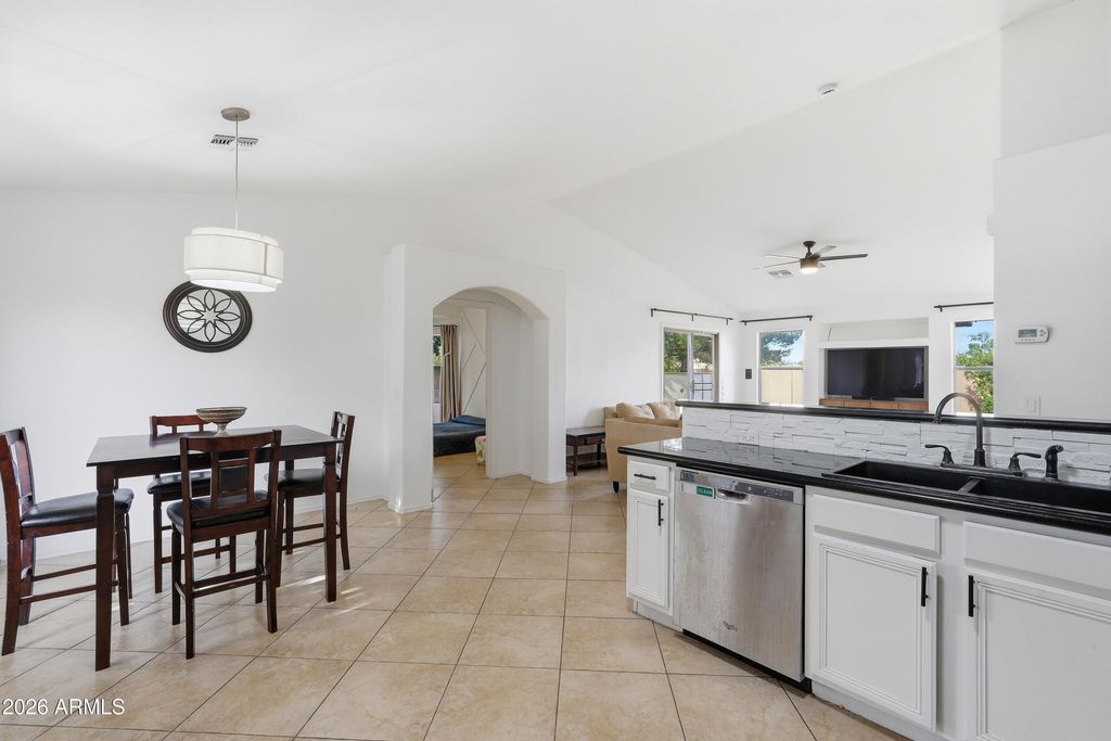 Image 9 of property listing at 2628 E BEVERLY Road, Phoenix, AZ 85042