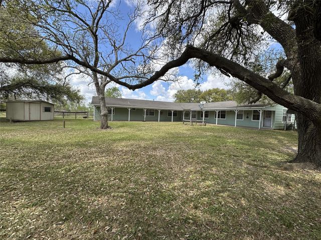 35 Private Road 815, Markham, TX 77414