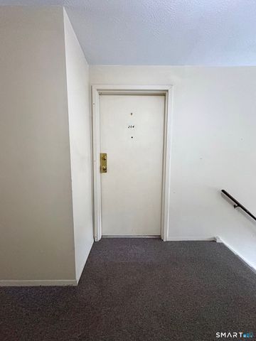 204 Towne House Road 204, Hamden, CT 06514